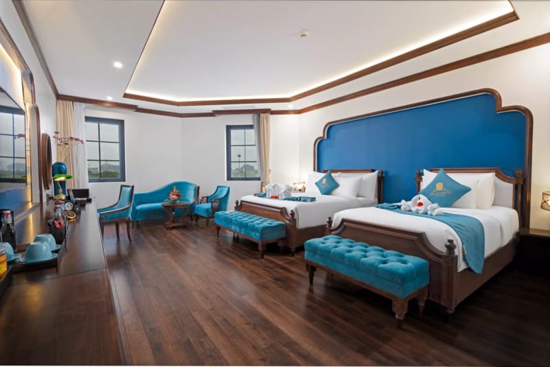 Làng chài Cửa Vạn
