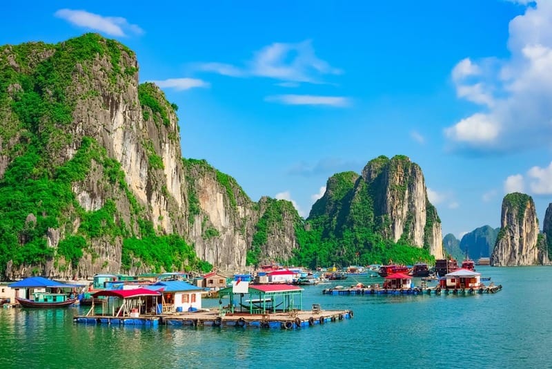 Làng chài Cửa Vạn