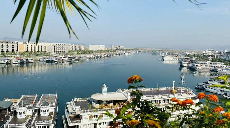 Làng chài Cửa Vạn