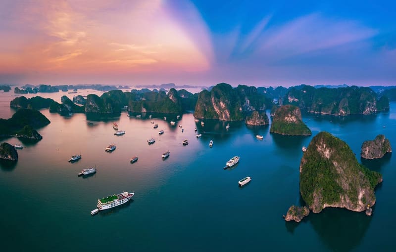 Làng chài Cửa Vạn